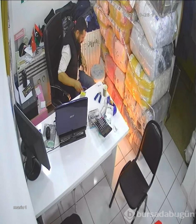 Bıçakla açmak istediği cep telefonun bataryası, bomba gibi patladı
