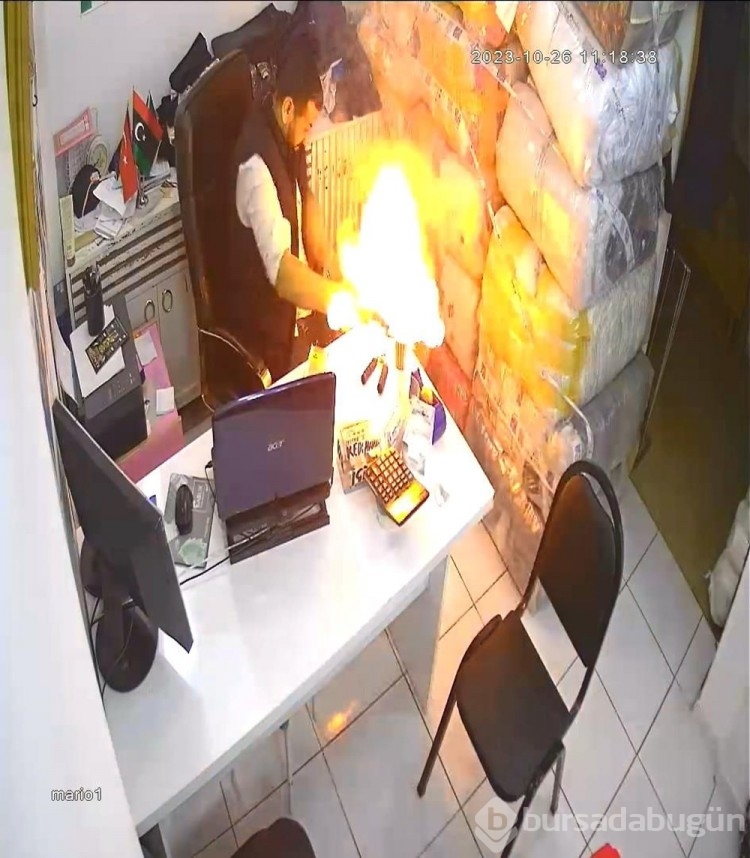 Bıçakla açmak istediği cep telefonun bataryası, bomba gibi patladı
