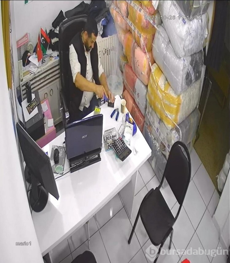 Bıçakla açmak istediği cep telefonun bataryası, bomba gibi patladı
