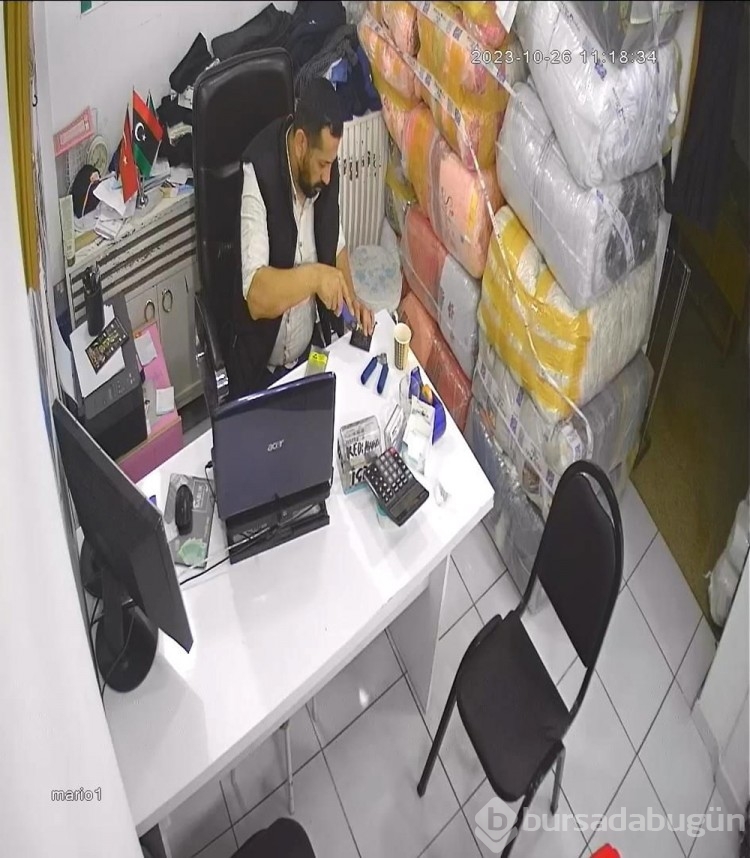 Bıçakla açmak istediği cep telefonun bataryası, bomba gibi patladı
