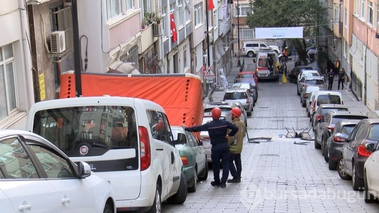 Beşiktaş'ta sinir krizi (Evinin camlarını kırdı, eşyaları aşağı attı)
