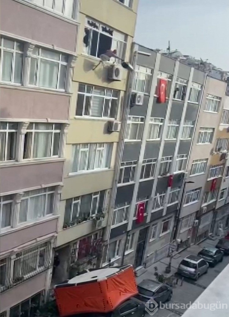 Beşiktaş'ta sinir krizi (Evinin camlarını kırdı, eşyaları aşağı attı)
