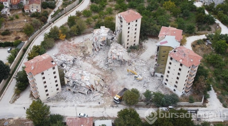 Darende'de ağır hasarlı binaların yıkımı sürüyor
