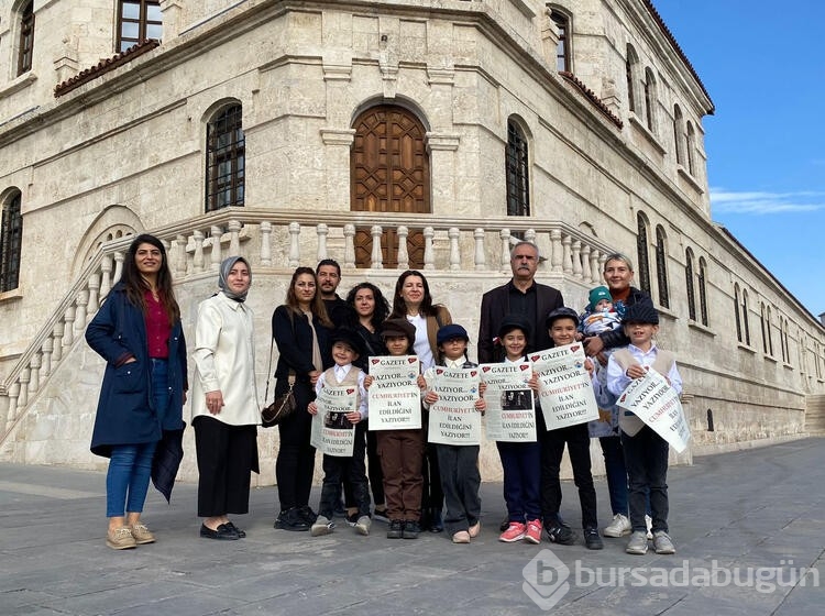 İlkokul öğrencileri, Cumhuriyet'in ilanını duyuran gazete hazırlayıp, dağıttı
