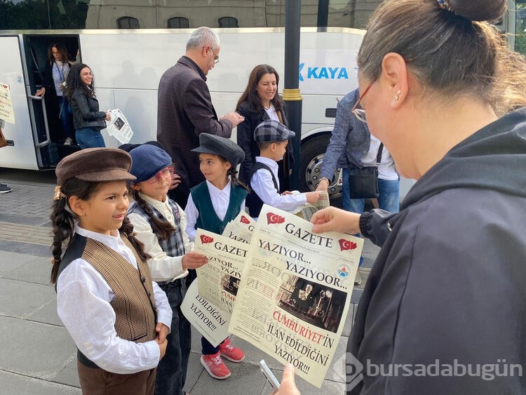İlkokul öğrencileri, Cumhuriyet'in ilanını duyuran gazete hazırlayıp, dağıttı

