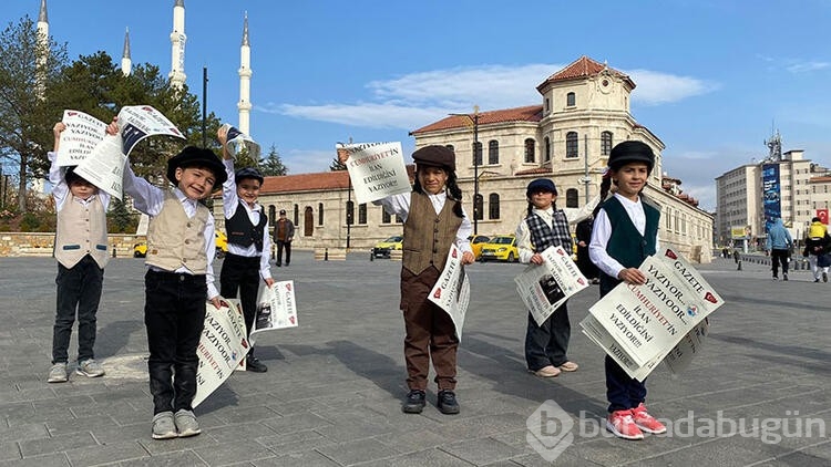 İlkokul öğrencileri, Cumhuriyet'in ilanını duyuran gazete hazırlayıp, dağıttı
