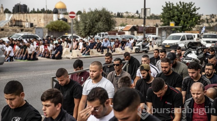 İsrail, Filistinli gençlerin Mescid-i Aksa'da cuma namazı kılmasına yine izin vermedi