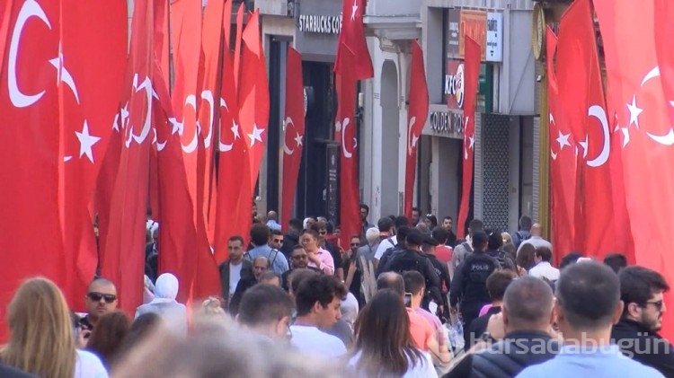 İstiklal Caddesi Türk bayraklarıyla donatıldı
