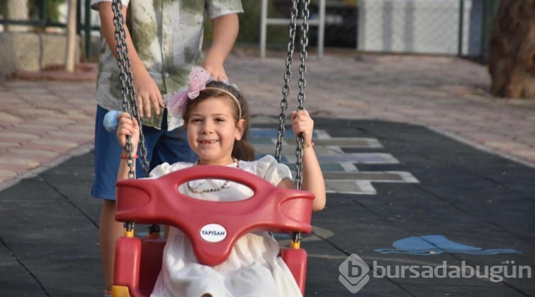 İzmir depreminin simgesi Ayda, annesinin adının verildiği parkta oynuyor
