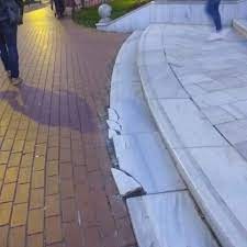 Bursa Atatürk Heykeli önündeki mermerler yapılıyor, kırılıyor!