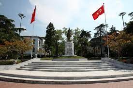Bursa Atatürk Heykeli önündeki mermerler yapılıyor, kırılıyor!