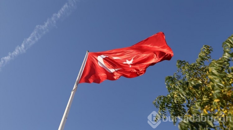 Teröre 11 şehit veren Bayraktepe köyünde 150 metrekarelik Türk bayrağı göndere çekildi