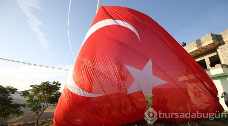 Teröre 11 şehit veren Bayraktepe köyünde 150 metrekarelik Türk bayrağı göndere çekildi