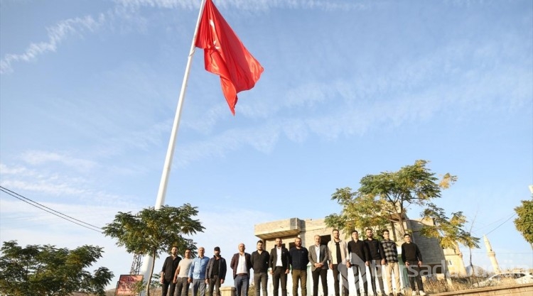 Teröre 11 şehit veren Bayraktepe köyünde 150 metrekarelik Türk bayrağı göndere çekildi