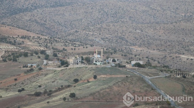 Teröre 11 şehit veren Bayraktepe köyünde 150 metrekarelik Türk bayrağı göndere çekildi