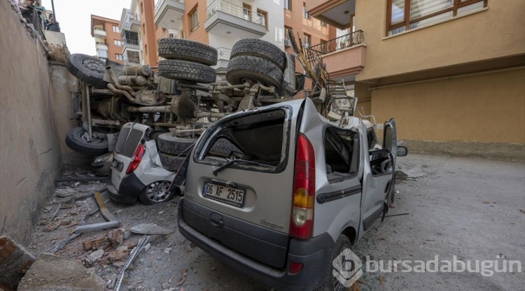 Park halindeki araçların üzerine beton mikseri düştü