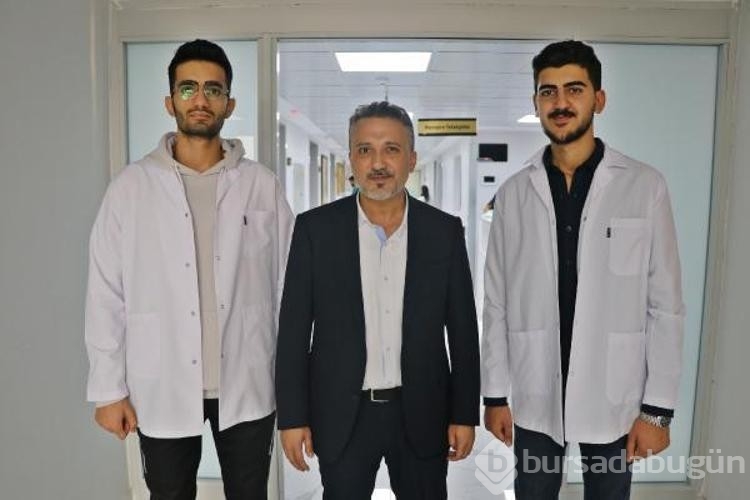 2 tıp öğrencisi, eğitim gördükleri üniversitede temizlik personeli olarak görev yapıyor

