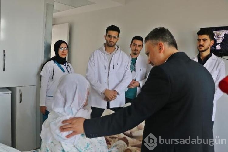 2 tıp öğrencisi, eğitim gördükleri üniversitede temizlik personeli olarak görev yapıyor
