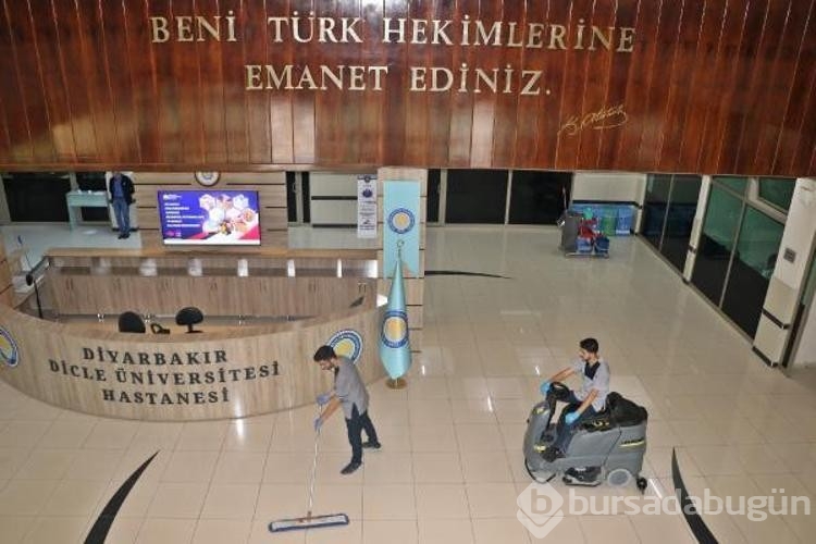 2 tıp öğrencisi, eğitim gördükleri üniversitede temizlik personeli olarak görev yapıyor
