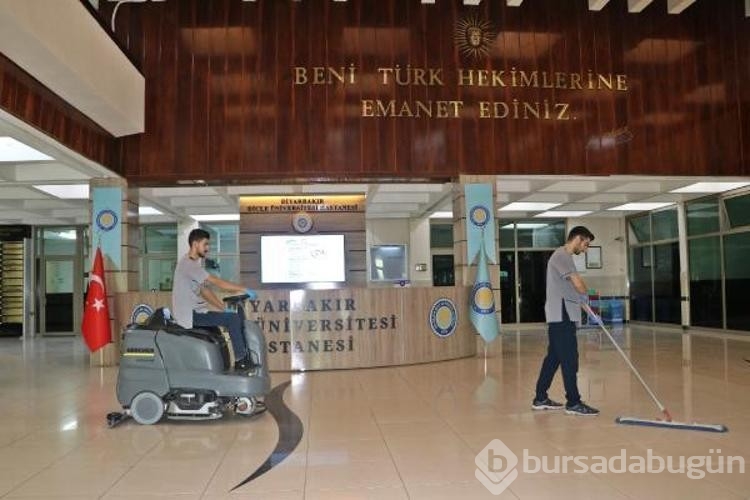 2 tıp öğrencisi, eğitim gördükleri üniversitede temizlik personeli olarak görev yapıyor
