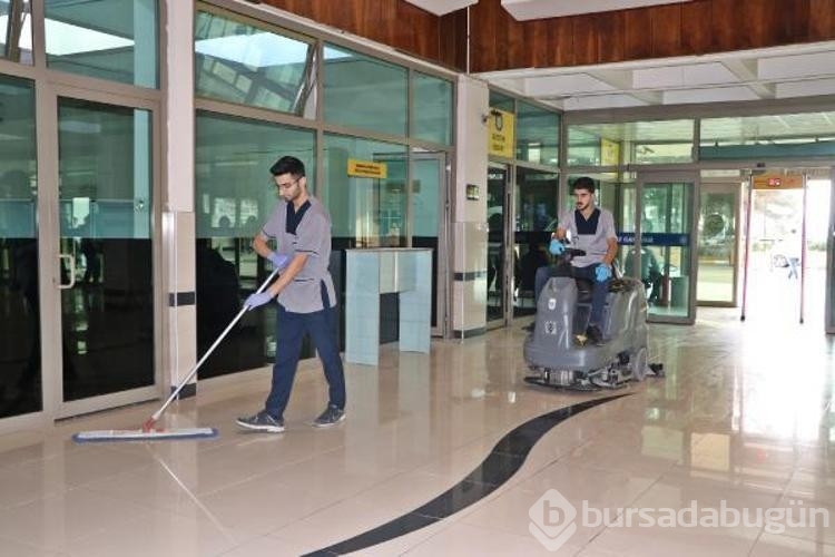 2 tıp öğrencisi, eğitim gördükleri üniversitede temizlik personeli olarak görev yapıyor
