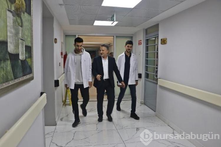 2 tıp öğrencisi, eğitim gördükleri üniversitede temizlik personeli olarak görev yapıyor
