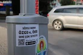 1 kamyon gül yolladı, 10 bin ilan bastırdı! 5 yıllık ilişki 5 dakika bitti