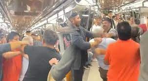 Metroda 'tükürük' kavgası! Bir anda boks ringine döndü