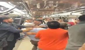 Metroda 'tükürük' kavgası! Bir anda boks ringine döndü