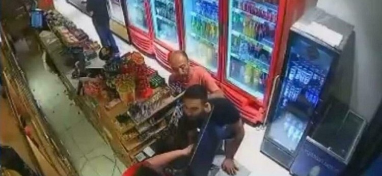 "Alacağım var" dedi, marketteki oyun makinesini götürmeye çalıştı
