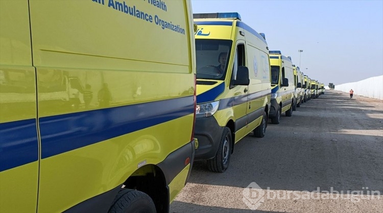 Ambulanslar Filistinli ağır yaralıları nakletmek için Refah Sınır Kapısı'ndan geçti
