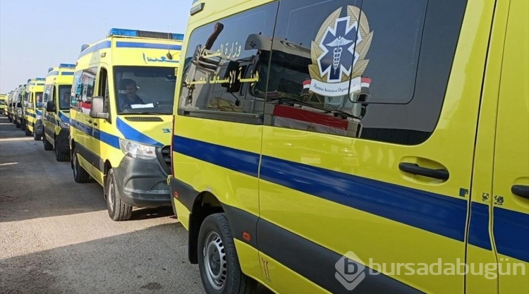 Ambulanslar Filistinli ağır yaralıları nakletmek için Refah Sınır Kapısı'ndan geçti
