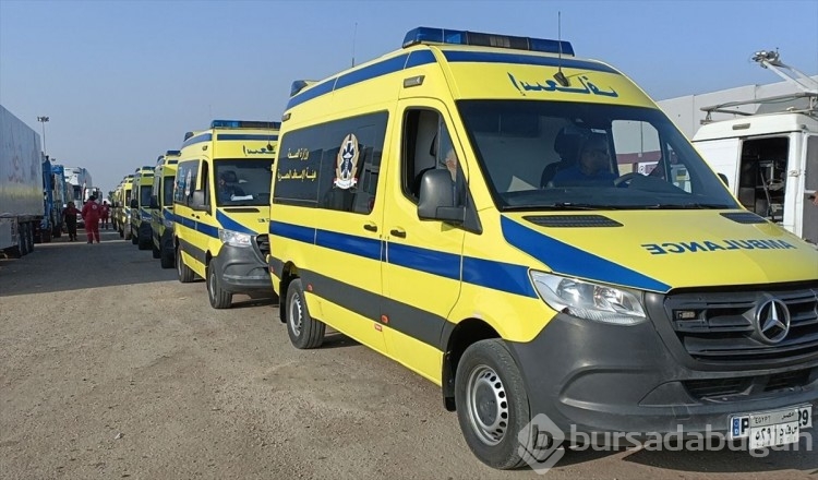 Ambulanslar Filistinli ağır yaralıları nakletmek için Refah Sınır Kapısı'ndan geçti
