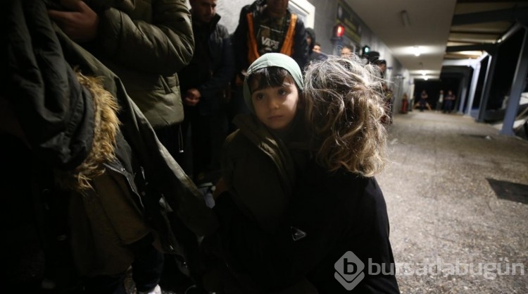 Mehmetçik, çaresiz düzensiz göçmenlerin yaşam umudu oldu
