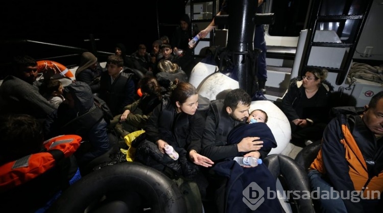 Mehmetçik, çaresiz düzensiz göçmenlerin yaşam umudu oldu
