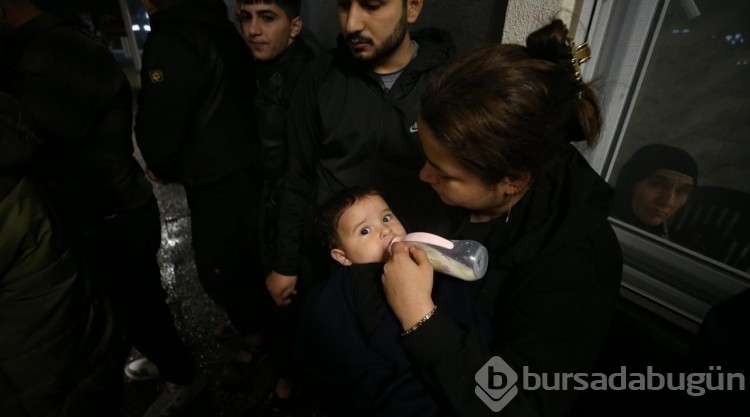 Mehmetçik, çaresiz düzensiz göçmenlerin yaşam umudu oldu
