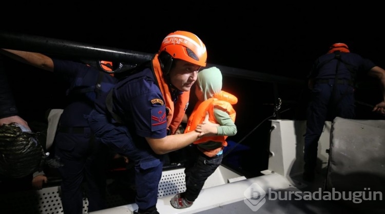 Mehmetçik, çaresiz düzensiz göçmenlerin yaşam umudu oldu
