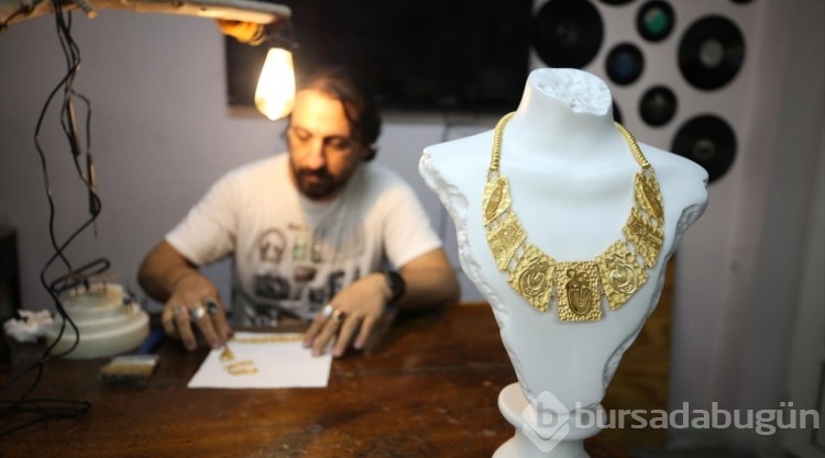 Kazılarda çıkarılan yaklaşık 12 bin 500 yıllık eserlerin figürlerini altına işledi