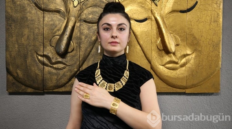Kazılarda çıkarılan yaklaşık 12 bin 500 yıllık eserlerin figürlerini altına işledi