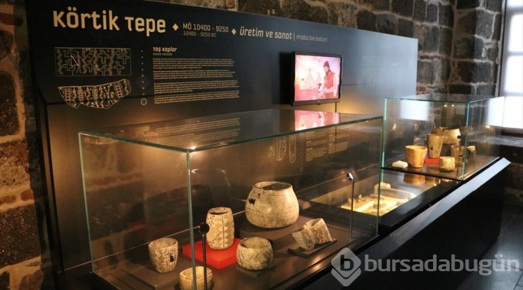 Kazılarda çıkarılan yaklaşık 12 bin 500 yıllık eserlerin figürlerini altına işledi
