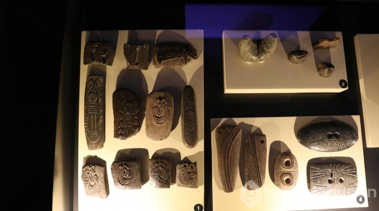 Kazılarda çıkarılan yaklaşık 12 bin 500 yıllık eserlerin figürlerini altına işledi
