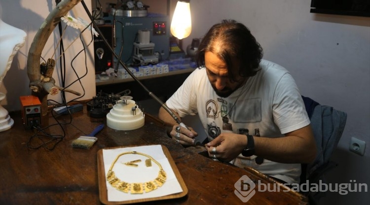 Kazılarda çıkarılan yaklaşık 12 bin 500 yıllık eserlerin figürlerini altına işledi