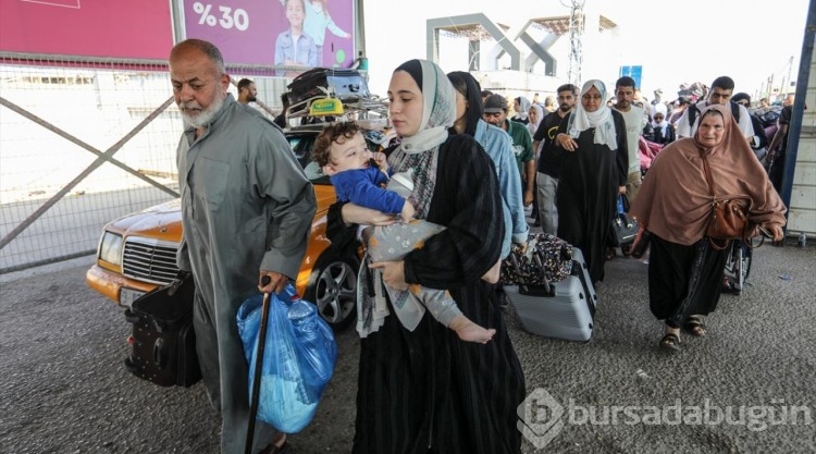 Yabancı pasaport sahibi Filistinlilerin geçiş için Refah Sınır Kapısı'ndaki bekleyişi sürdürüyor