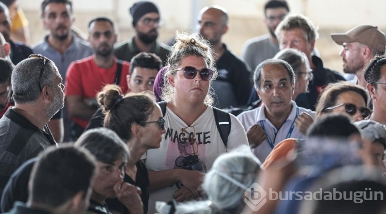 Yabancı pasaport sahibi Filistinlilerin geçiş için Refah Sınır Kapısı'ndaki bekleyişi sürdürüyor