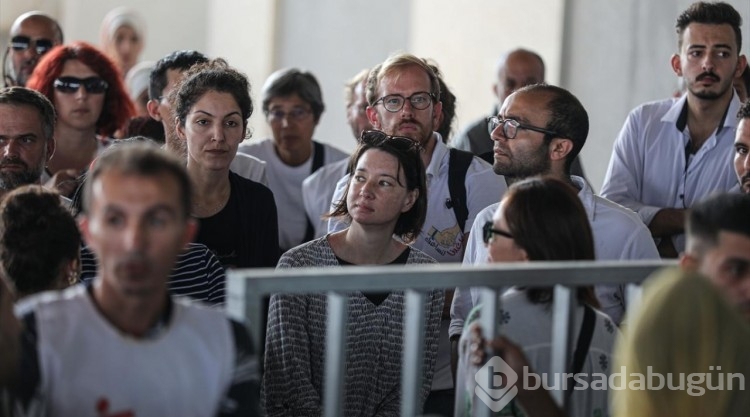 Yabancı pasaport sahibi Filistinlilerin geçiş için Refah Sınır Kapısı'ndaki bekleyişi sürdürüyor