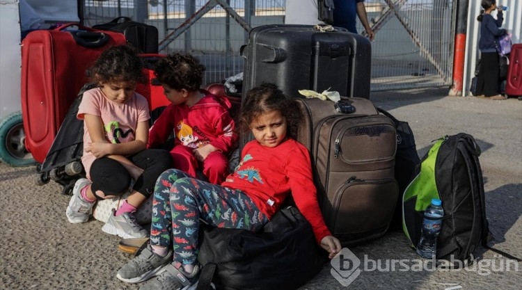 Yabancı pasaport sahibi Filistinlilerin geçiş için Refah Sınır Kapısı'ndaki bekleyişi sürdürüyor