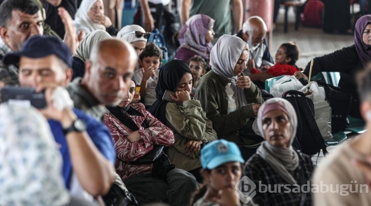 Yabancı pasaport sahibi Filistinlilerin geçiş için Refah Sınır Kapısı'ndaki bekleyişi sürdürüyor