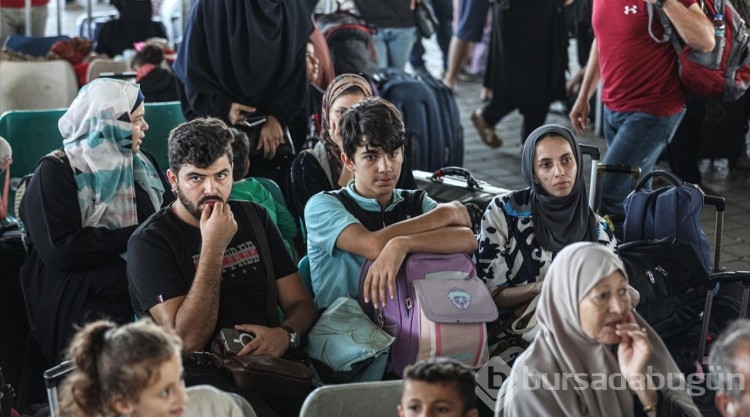 Yabancı pasaport sahibi Filistinlilerin geçiş için Refah Sınır Kapısı'ndaki bekleyişi sürdürüyor