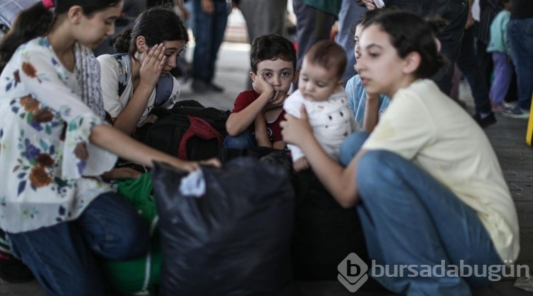 Yabancı pasaport sahibi Filistinlilerin geçiş için Refah Sınır Kapısı'ndaki bekleyişi sürdürüyor