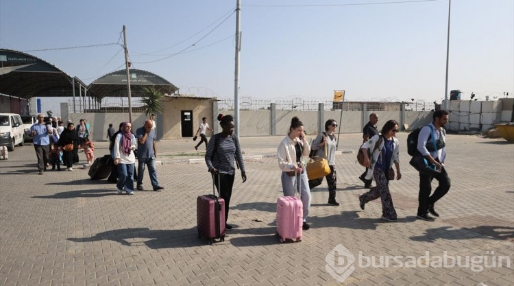 Yabancı pasaport sahibi Filistinlilerin geçiş için Refah Sınır Kapısı'ndaki bekleyişi sürdürüyor